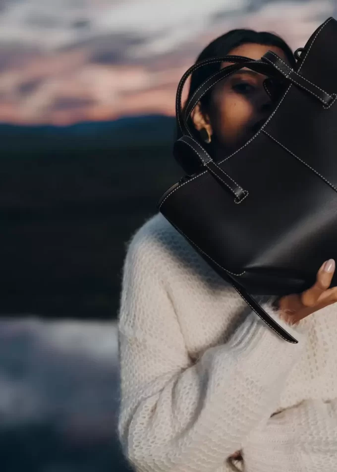 Cyme Mini Edition Strukturiertes Schwarz mit ecrufarbenen Nähten