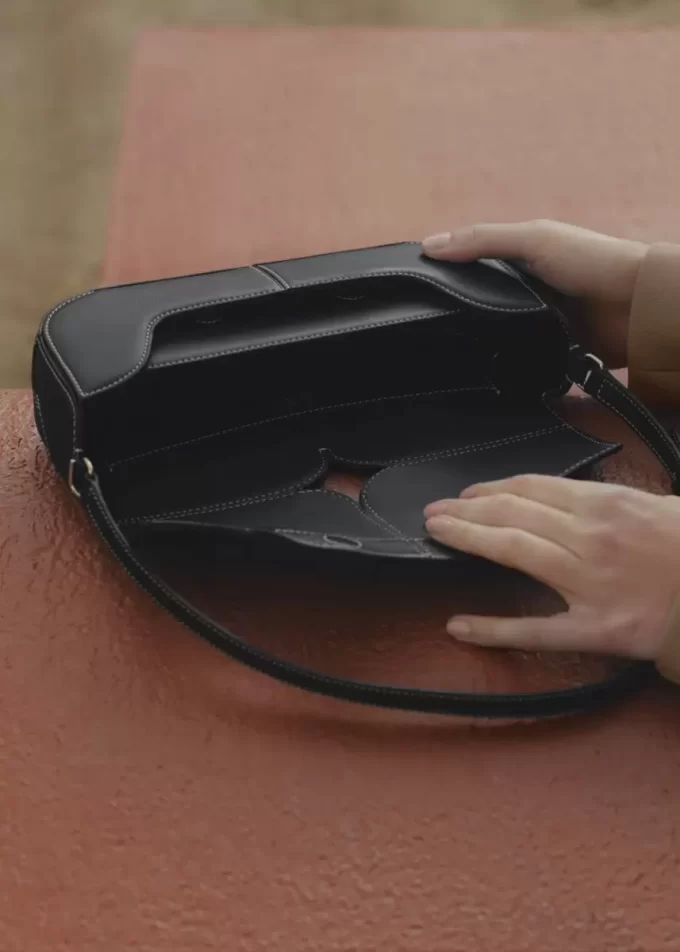 Osmo Edition Glattes Schwarz mit Ecru-Nähten
