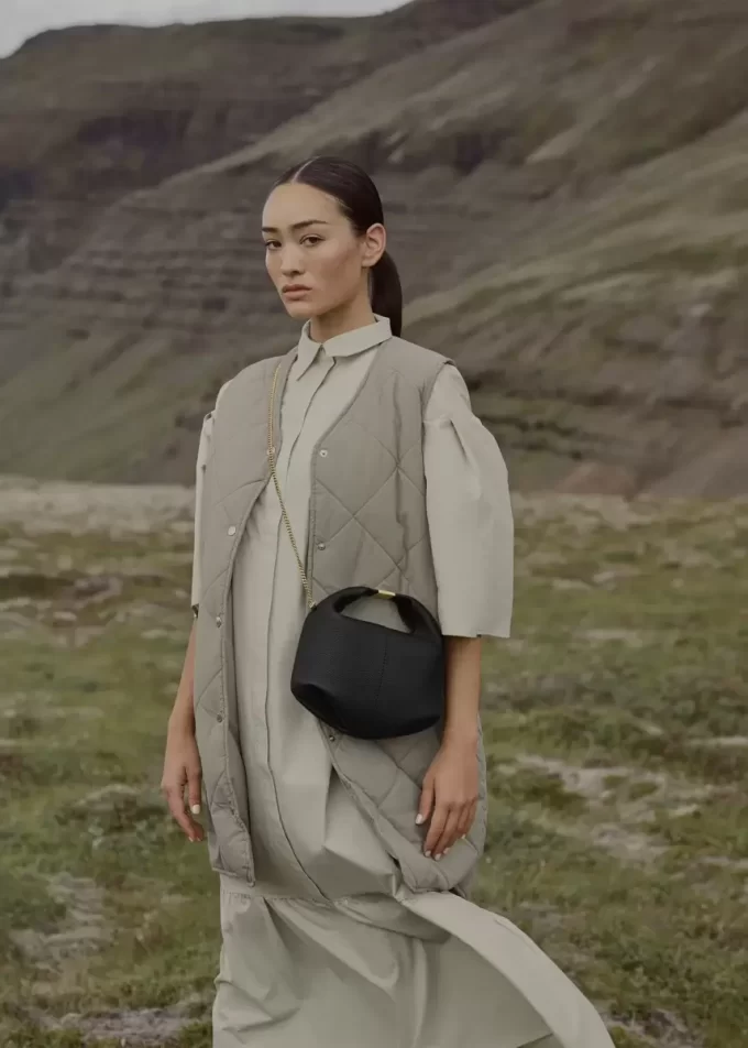 Strukturierte schwarze Kette der Béri Edition